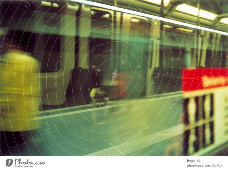 Saus und Braus Eile mehrfarbig Geschwindigkeit U-Bahn fahren Reflexion & Spiegelung unterirdisch Bahnhof Unschärfe Mann mit Tasche