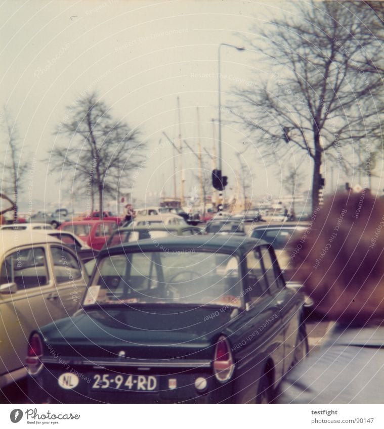 parkplatz Niederlande Siebziger Jahre retro Sommer Ferien & Urlaub & Reisen Mittelformat verschlissen Oldtimer früher Verkehrswege nl 1971 alt trashig holiday