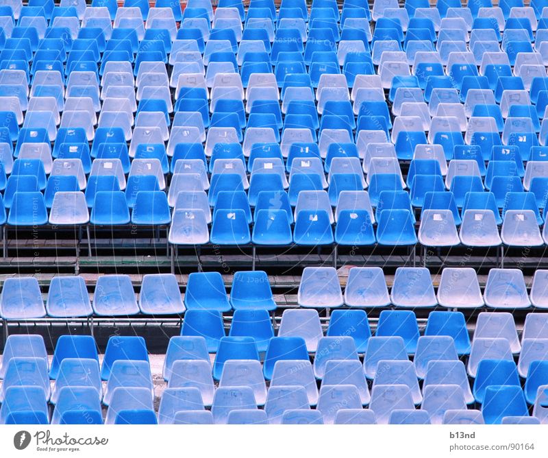 Platzanweiser gesucht himmelblau hell-blau Blauton Sitzgelegenheit Sitzreihe Block Stuhl ausgebleicht Bühne Show Kultur Freilichttheater Open Air Konzert
