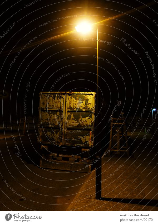verlassen Laterne Licht Kunstlicht Straßenbeleuchtung Bürgersteig Asphalt Nacht dunkel leer Menschenleer Lastwagen Verkehrswege Wege & Pfade Einsamkeit Tod