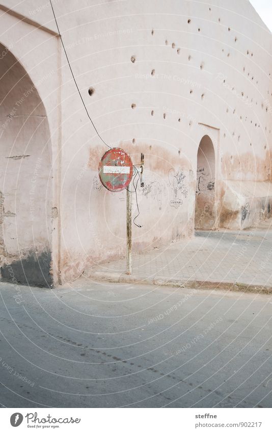 Du kommst hier ned rein. Verkehr Straße Verkehrszeichen Verkehrsschild Schilder & Markierungen Stadt ruhig Einbahnstraße Marrakesch Marokko Stadtmauer
