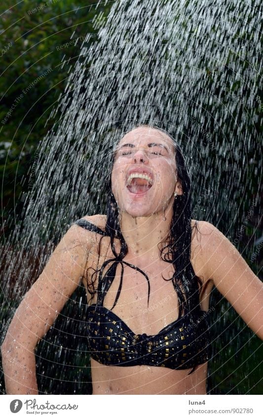kalte dusche Freude Glück Sommer Garten feminin Junge Frau Jugendliche Erwachsene 1 Mensch 18-30 Jahre Wasser Wassertropfen Bikini langhaarig genießen lachen