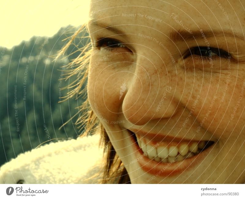lachend Frau Stimmung Porträt Fröhlichkeit Laune Gefühle sympathisch Momentaufnahme Licht Aktion Mensch grinsen Natur Aussicht Freude Schönes Wetter Glück Wärme