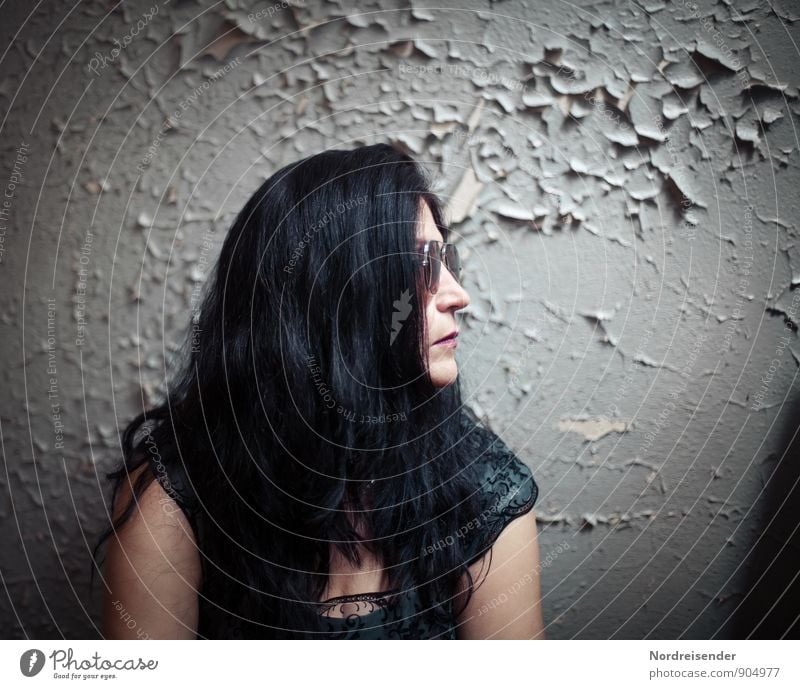 Frau mit langen schwarzen Haaren im Retro Look vor einer alten Wand Lifestyle Stil Mensch feminin Erwachsene 1 Mauer Mode Haare & Frisuren schwarzhaarig