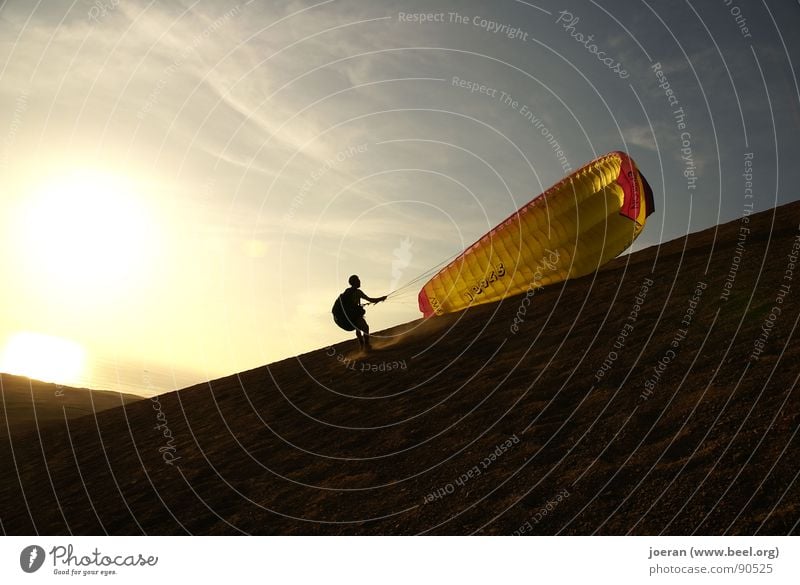 Paragliding I Gleitschirmfliegen Abend Sonnenuntergang Beginn wegfahren Unendlichkeit Schwerelosigkeit Schweben Sport Spielen Extremsport Wüste Menschheitstraum