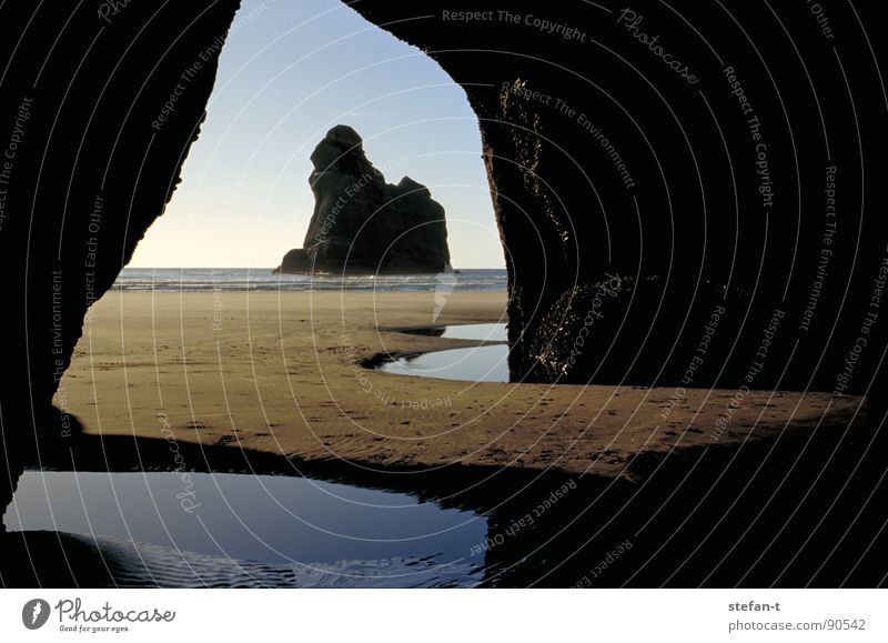 ausblick Neuseeland Nordinsel See Meer Reflexion & Spiegelung schwarz braun Tunnel Höhle dunkel Horizont Stimmung ruhig Torbogen Zeit Gedanke Konstruktion