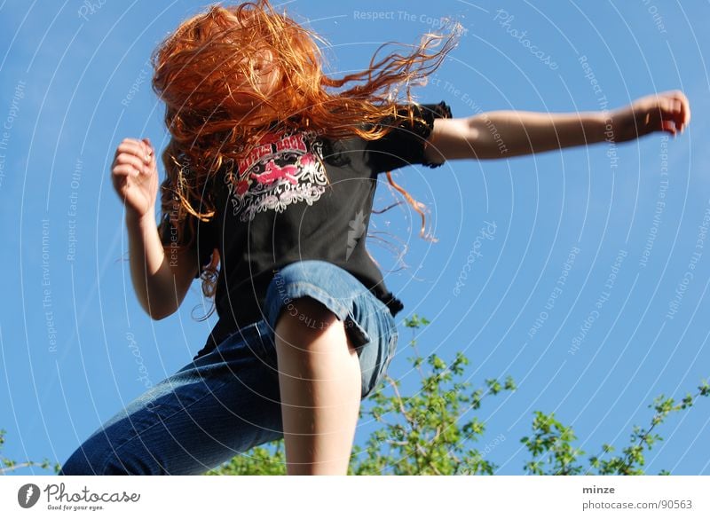 Dana_4 langhaarig rothaarig springen Trampolin Mädchen Sommer hüpfen hoch Baum Jugendliche Haare & Frisuren Locken Freude Bewegung Himmel Kraft Fitness Niveau