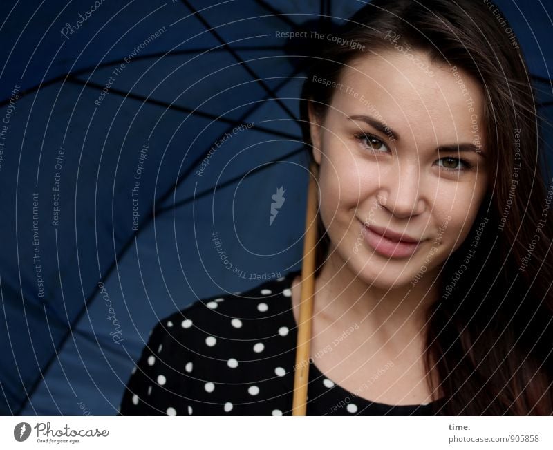 . feminin 1 Mensch 18-30 Jahre Jugendliche Erwachsene Kleid Regenschirm brünett langhaarig beobachten Lächeln Blick positiv schön Freude Glück Fröhlichkeit