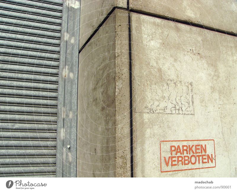 AUCH HIER Beton Wand Mauer grau Verbote Typographie Buchstaben Wort trist leer Einsamkeit parken Parkverbot Halteverbot drohen Gesetze und Verordnungen Straftat