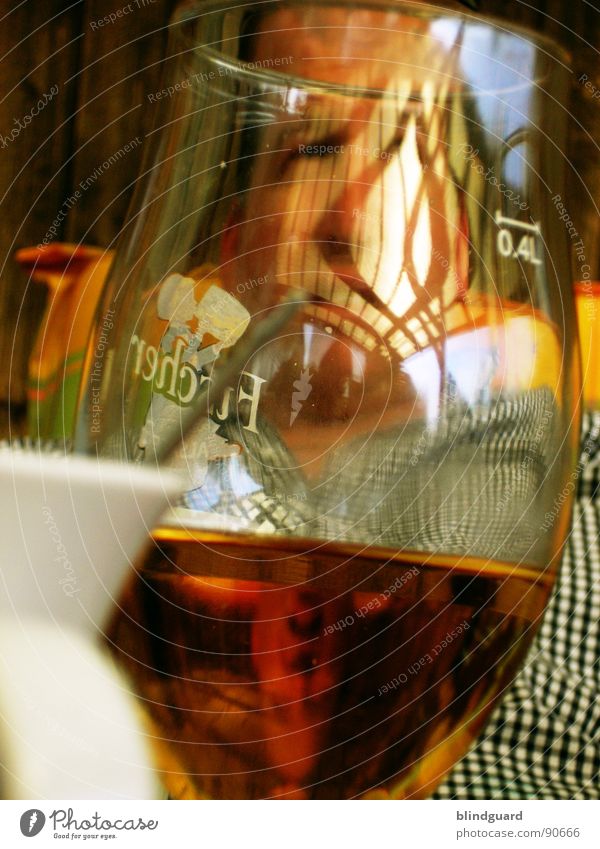Das letzte Pils ... Tisch Bier Feierabend leer trinken Getränk Spirituosen kariert penibel Komma Linie Momentaufnahme Alkohol Glas Gesicht Verzerrung