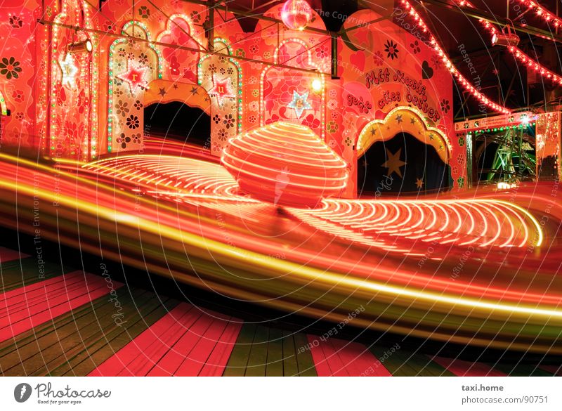 Karusell Langzeitbelichtung Oktoberfest Jahrmarkt Lampe schwarz rot drehen Auto-Skooter Geschwindigkeit Freizeit & Hobby Romantik schreien Freude Ampel Licht