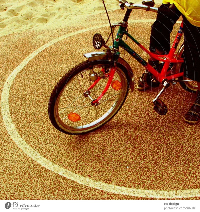 *quadratur des kreises* Kind Spielen Ferien & Urlaub & Reisen Sommer Fahrradfahren Sandkasten Mensch Mädchen Junge Spielplatz Verkehrsmittel festhalten stehen