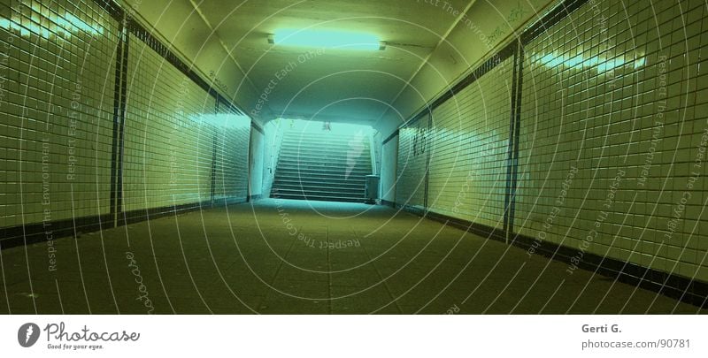 subway Tunnel Nacht Bildausschnitt eckig türkis gelb Schacht Eisenbahn Fußgängerunterführung Fliesen u. Kacheln Köln lang Ferne tief dunkel Licht