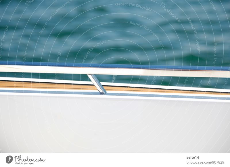 Reling Schifffahrt Bootsfahrt Sportboot Jacht fahren Wasserfahrzeug Meer See Aluminium Geländer weiß blau Wellen Detailaufnahme Motorboot Sonne Tag modern