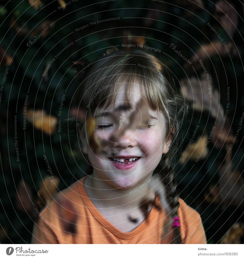 Lina genießt den Herbst Mädchen Zahnlücke 1 Mensch 3-8 Jahre Kind Kindheit Schönes Wetter Pflanze Blatt Herbstlaub Garten T-Shirt Zopf Lächeln lachen