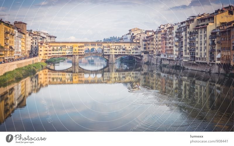 ponte vecchio Wasser Flussufer Florenz Italien Europa Stadtzentrum Haus Brücke Sehenswürdigkeit Ponte Vecchio alt authentisch Bekanntheit elegant blau gelb
