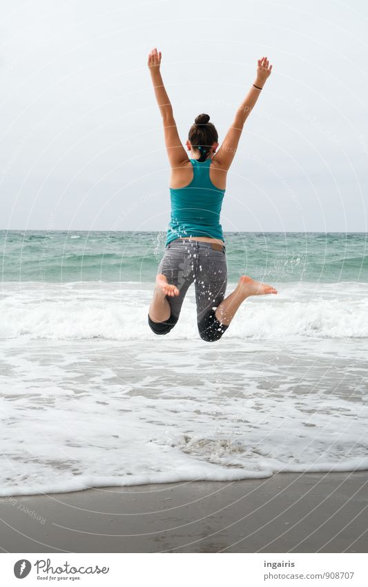 Wohlfühloase | Luftsprung sportlich Leben Wohlgefühl Spielen Ferien & Urlaub & Reisen Freiheit Sommer Strand Meer Wellen Jugendliche 1 Mensch Himmel Küste