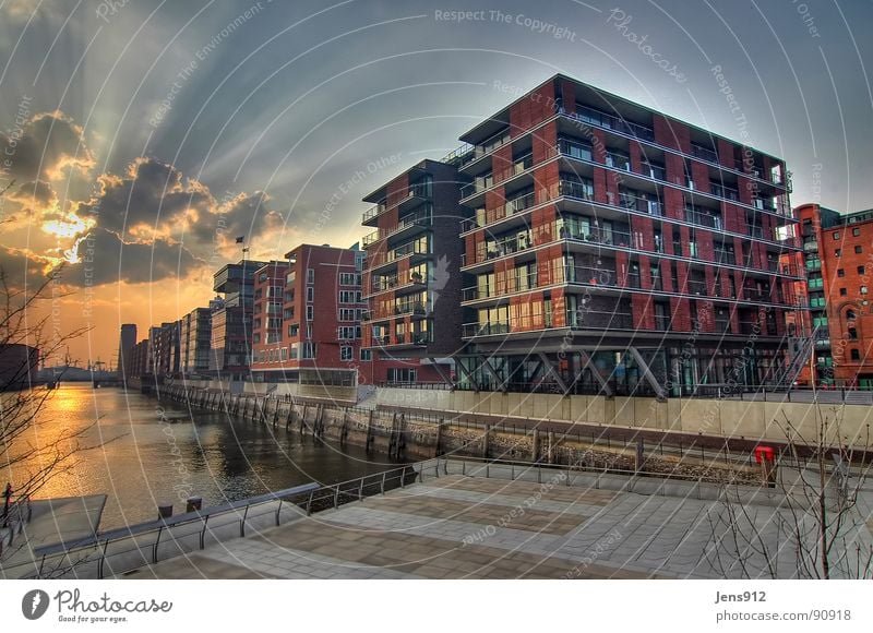 Sandtorhafen "Am Sandtorkai" Stadt Hafencity Bürgersteig Baustelle Baukran HDR Dynamikkompression Weitwinkel Abendsonne Gegenlicht Sonnenstrahlen Wolken