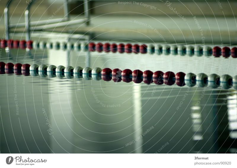 bahnen Schwimmbad Bad Freibad Freizeit & Hobby Feierabend Bademeister ruhig Nacht Einsamkeit Beckenrand Reflexion & Spiegelung Wassersport Eisenbahn Schwimmbahn