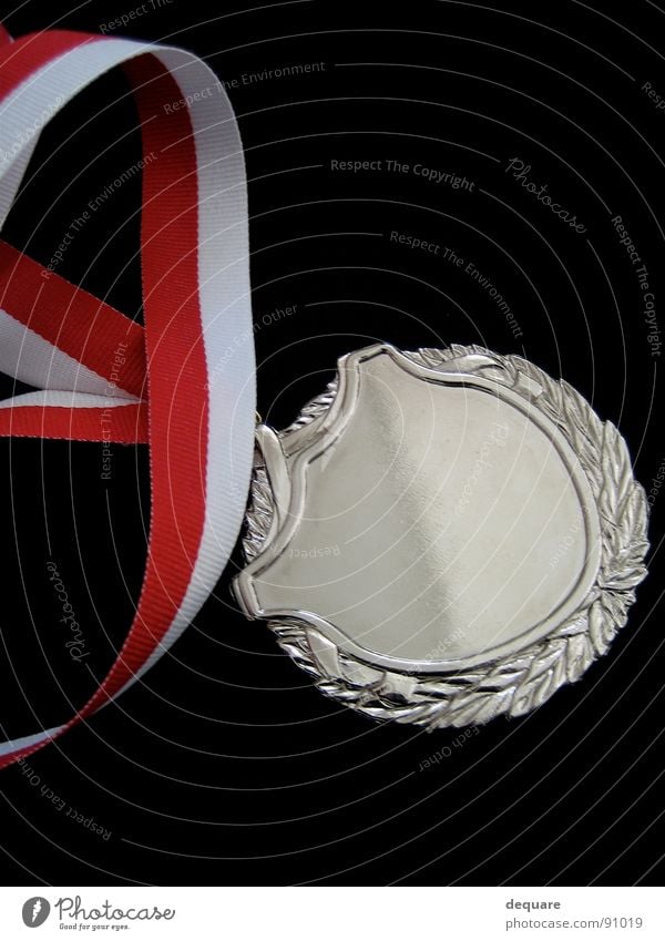 Zweiter Medaille Erfolg Reflexion & Spiegelung rot-weiß Plakette Makroaufnahme Nahaufnahme Schnur Glück belohnung silber Preisverleihung ehrung Objektfotografie