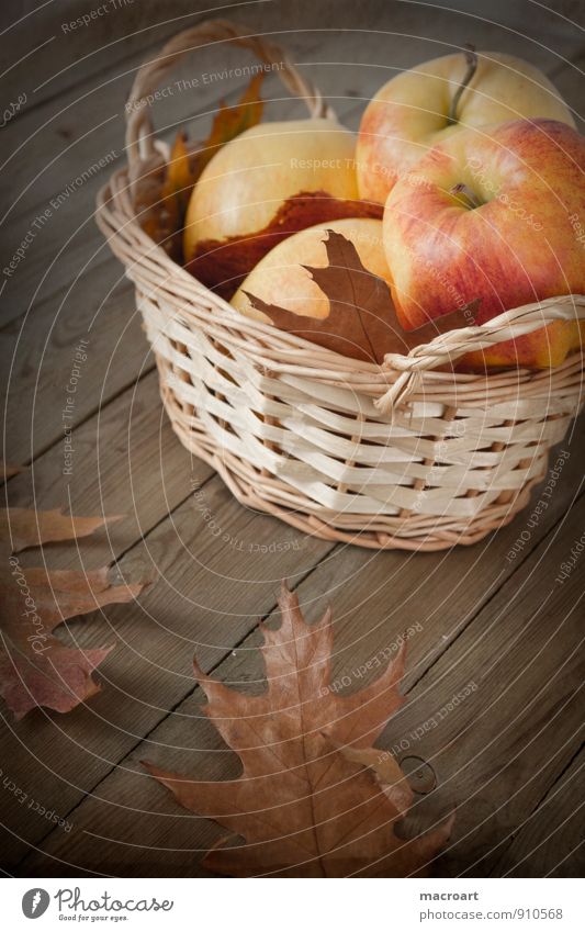 Herbst Apfel reif herbstlich Ernte Saison Korb retro altehrwürdig Holz Eichenblatt Weidenkorb braun getrocknet vertrocknet entsättigt Holzfußboden Frucht
