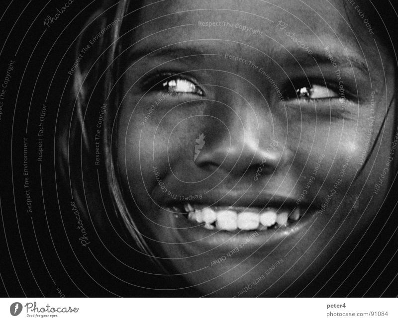 Augenblicke 10 Kind Mensch Mädchen Frau Erwachsene Zähne lachen fremd heimatlos Flüchtlinge analog Beleuchtung Momentaufnahme Schwarzweißfoto Porträt