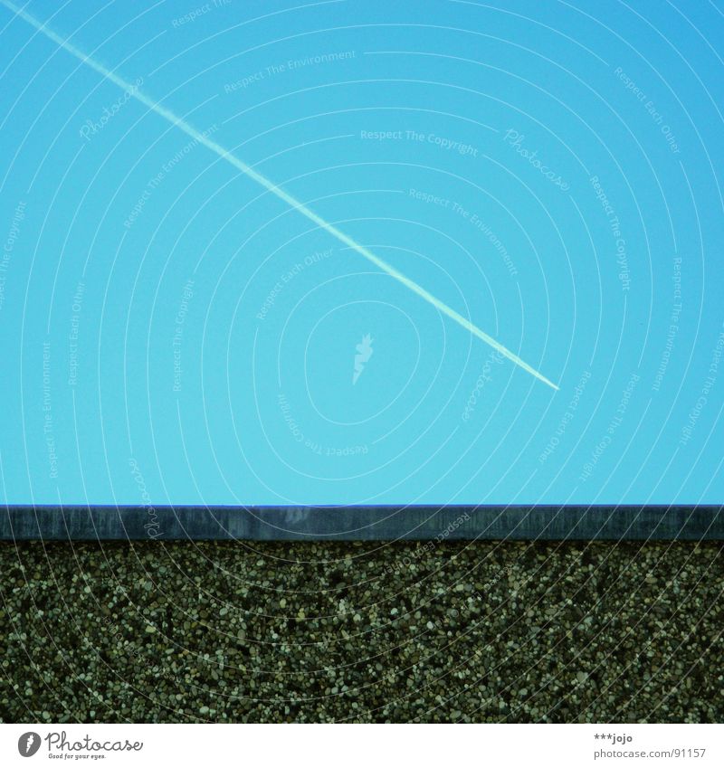 THIS IS PHOTOCASE! typisch Geometrie Flugzeug Kondensstreifen himmelblau Beton trist Fernweh Kollision Mathematik Klischee Kondenswasser diagonal Absturz
