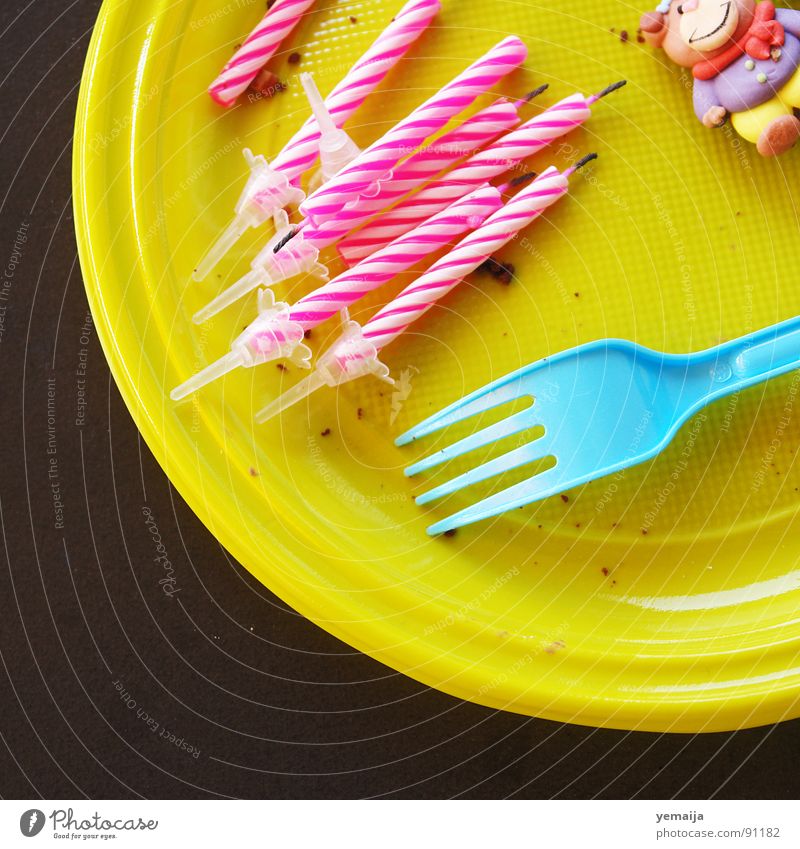 Frühstückskuchen braun gelb rosa weiß rund Tisch Teller Gabel Kerze Dekoration & Verzierung Pappfigur Krümel Kuchen Torte Dessert Jubiläum Party