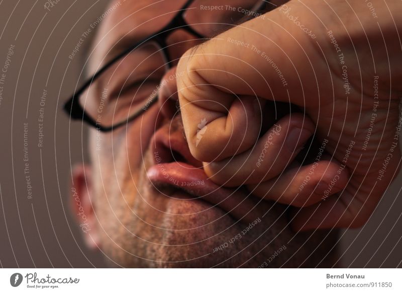 Nachschlag | Selfie Freude Gesicht Mann Erwachsene Lippen Bart Hand Brille lustig braun grau rot Schmerz Gewalt Schlag Deformation Selbstportrait Faust