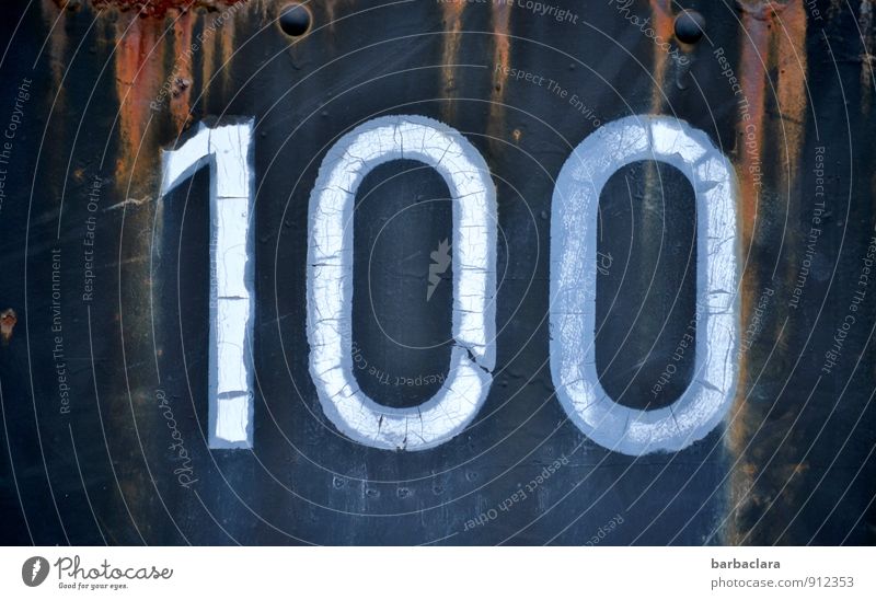 hieb- und stichfest | die eiserne 100 Wagen Eisenbahn Dampflokomotive Metall Rost Zeichen Ziffern & Zahlen alt historisch blau weiß Senior Vergänglichkeit