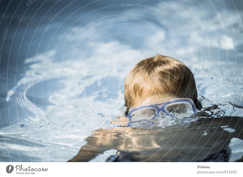 blubb blubb tauchen Schwimmbad blau Freude Schwimmen & Baden Schnorcheln Taucherbrile Sonnenlicht Blick in die Kamera