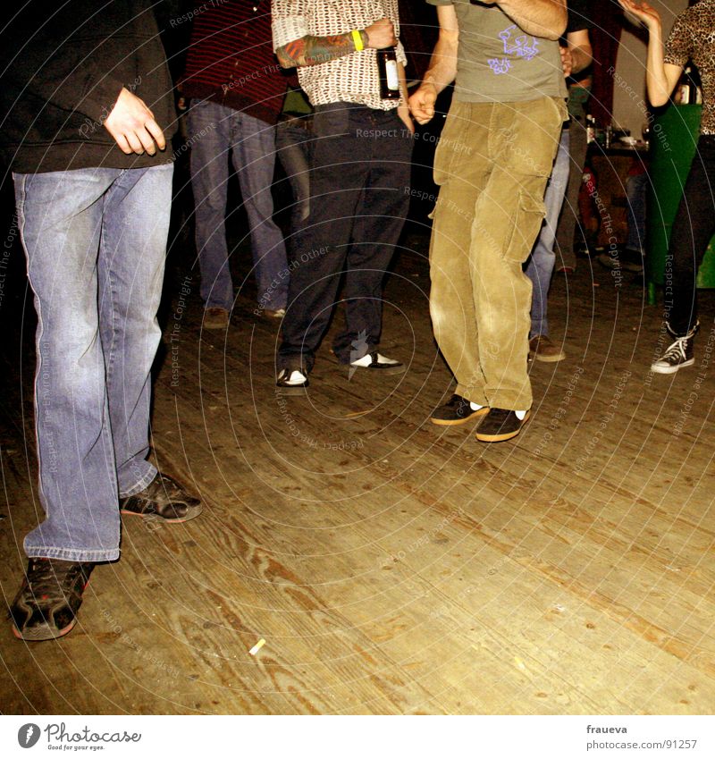 dance dance baby Party Holz urig Konzert Stil Mann Gute Laune Stimmung Innenaufnahme Hose Schuhe braun Bier Hand stehen Aktion Holzmehl Freude Club Musik Tanzen