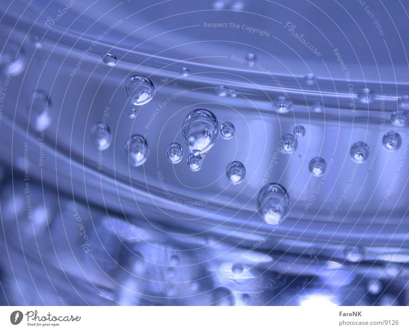 CO2 Kohlendioxid Makroaufnahme Nahaufnahme Wasser Glas blau Blase