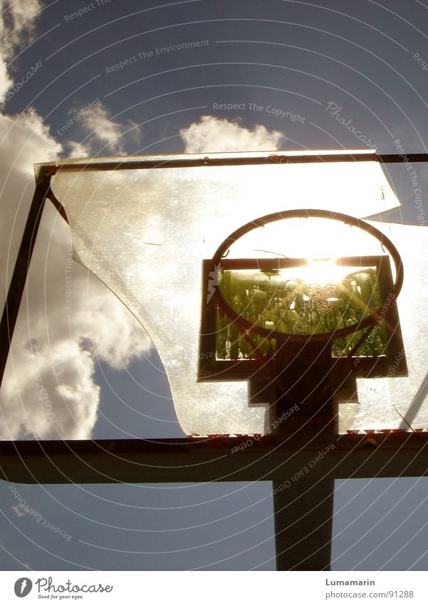 don't stop playing I Basketballkorb Korb Spielen Freizeit & Hobby Licht Wolken Sommer Physik zielen Zerstörung Scherbe Vandalismus Wut Frustration Enttäuschung