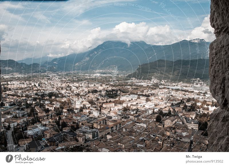 Riva del Garda Landschaft Himmel Wolken Alpen Italien Europa Kleinstadt Haus historisch entdecken Ferien & Urlaub & Reisen Italienisch Farbfoto Außenaufnahme
