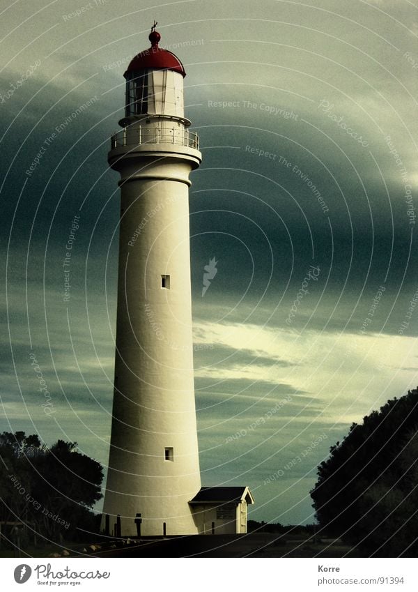 Der Turm am Meer V Farbfoto Gedeckte Farben Außenaufnahme Menschenleer Textfreiraum rechts Abend Dämmerung Totale Ferne Freiheit Himmel Wolken Küste Australien