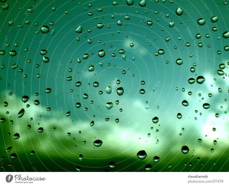 Sprudel am Fenster Regen Fensterscheibe Wolken grün dreckig türkis Reflexion & Spiegelung Aussicht trüb Licht Verlauf hell Trauer spritzen Wasser Wassertropfen