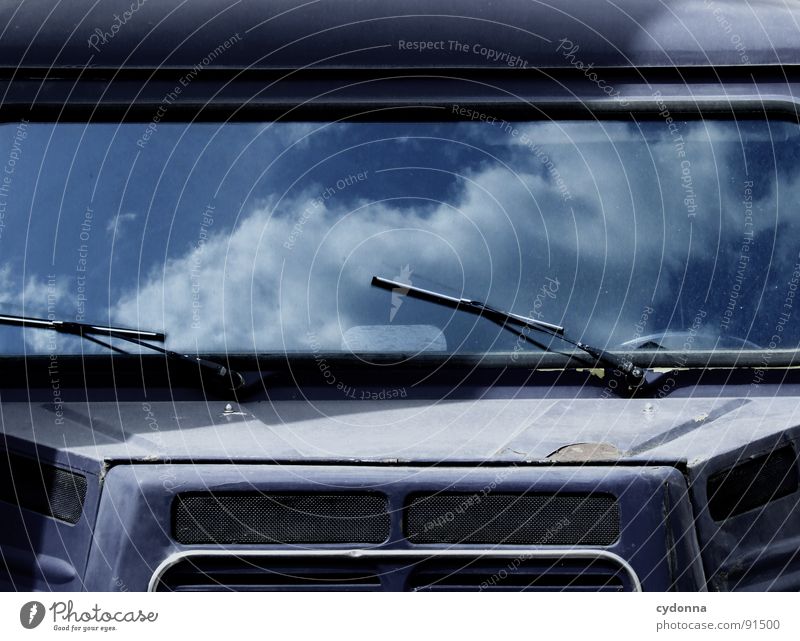 Sky Cruiser Reflexion & Spiegelung Wolken Fahrzeug Windschutzscheibe Motorhaube Lastwagen Scheibenwischer Oldtimer retro Himmel entdecken wahrnehmen träumen