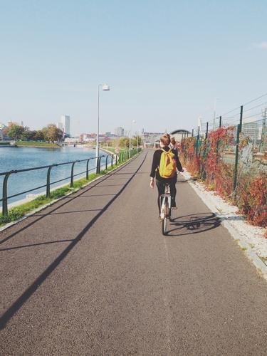 when you were young. Ferien & Urlaub & Reisen Ausflug Fahrradfahren feminin Junge Frau Jugendliche 1 Mensch 18-30 Jahre Erwachsene Kanal Malmö Schweden