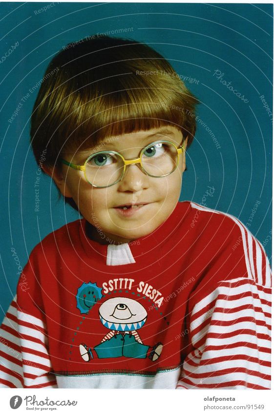 Ich mal vor der Linse Kind süß Brille Siesta lustig Porträt Selbstportrait Fröhlichkeit Freundlichkeit weich Pullover rot Fotograf Kleinkind Junge Pilz Fun