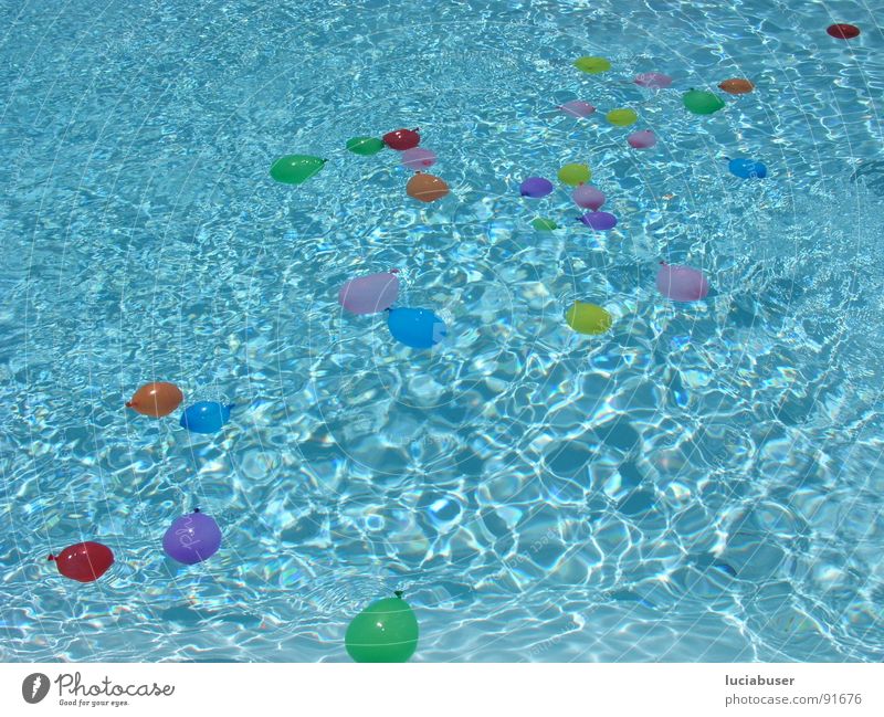 bubbles2 Luftballon Schwimmbad Sommer Party Schwerelosigkeit mehrfarbig Spielen Freude Wasser