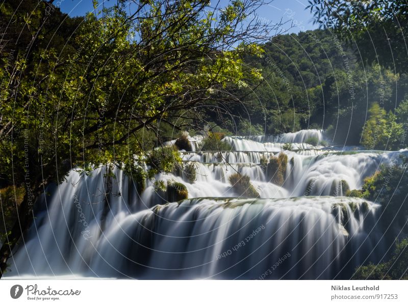 Krka Umwelt Natur Landschaft Wasser Sommer Wetter Schönes Wetter Baum Hügel Fluss Wasserfall Kroatien Erholung wandern ästhetisch Flüssigkeit frisch gigantisch