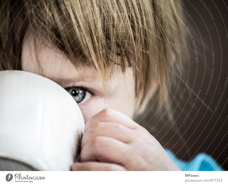 im blick Mensch feminin Kind Kleinkind Mädchen Kindheit 1 1-3 Jahre festhalten Kommunizieren Tasse Frühstück Getränk Haare & Frisuren Auge Blick in die Kamera
