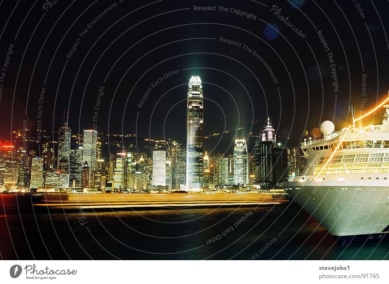 One Night in HongKong Hongkong Nacht Hochhaus Wasserfahrzeug Lichtermeer China Kowloon Hafen Victoria Harbour Skyline HSBC Beleuchtung Stadt