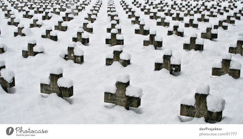 Die Stille nach dem Schuss Krieg Grab schwarz weiß Slowenien Winter Soldat Leiche ruhig Wahrzeichen Denkmal Tod Rücken Schnee Laibach Ljubilana Held Gewalt