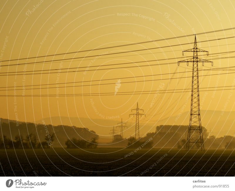 noch'n Strommast :( Morgennebel Nebel Feld Elektrizität Dunst Wolken Farblosigkeit Licht Gras Nebelschleier Hoffnung Tatendrang Schleier Sonnenaufgang grün