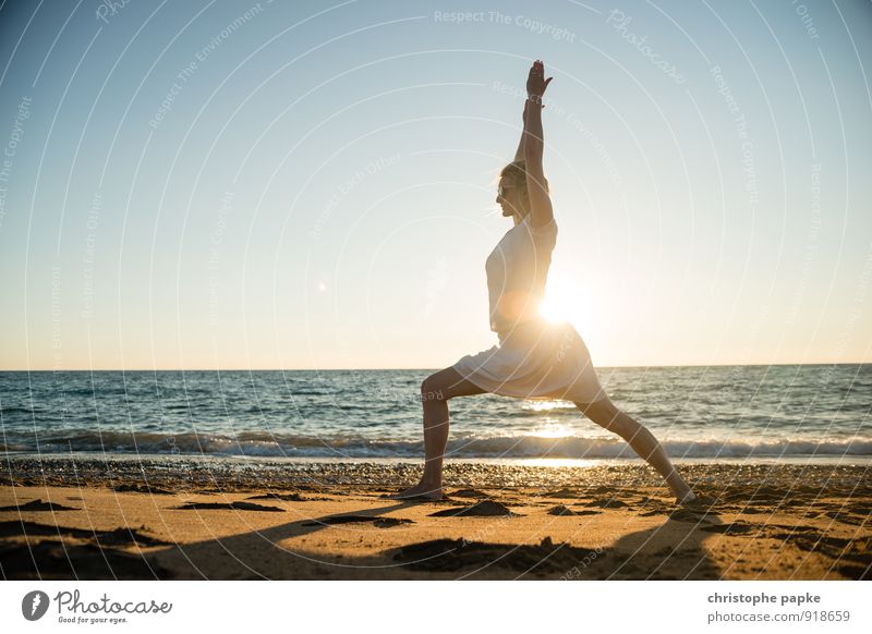 Frau am Strand macht Yoga sportlich Fitness Leben harmonisch Wohlgefühl Erholung Meditation Freizeit & Hobby Ferien & Urlaub & Reisen Sommer Sommerurlaub Sonne