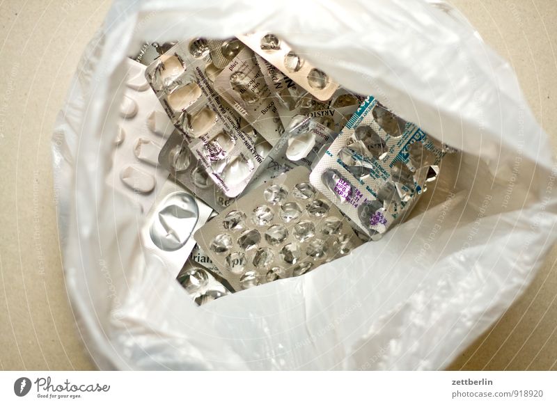 Hauptsache gesund Medikament Krankheit Gesundheit Gesundheitswesen Blister Tüte Plastiktüte Verpackung Apotheke Tablette Dragees Müll Kunststoff Arzt rezept
