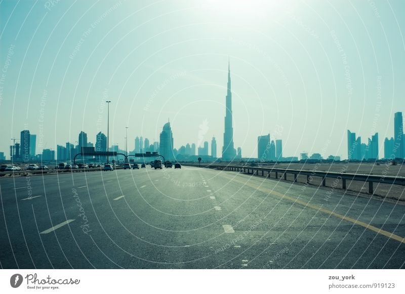 Dubai Skyline Stadt Hauptstadt Stadtzentrum Stadtrand Hochhaus Bankgebäude Bauwerk Gebäude Architektur Verkehr Verkehrswege Straßenverkehr Autofahren Autobahn
