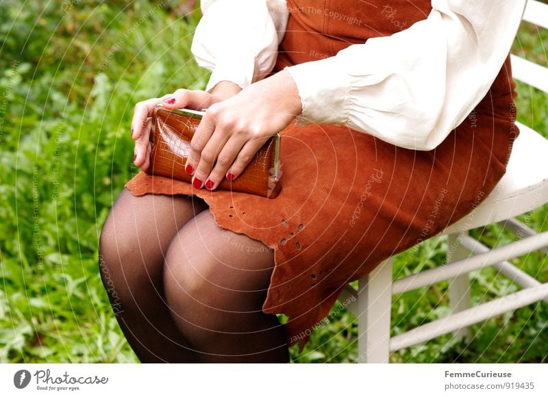 Fräulein_05 feminin Junge Frau Jugendliche Erwachsene 1 Mensch 18-30 Jahre Hand Knie Beine Strumpfhose verführerisch Kleid Leder Bluse beige braun Portemonnaie